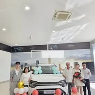 Kia Ninh Thuận - Hỗ trợ khách kiểm tra xe trước khi nhận.