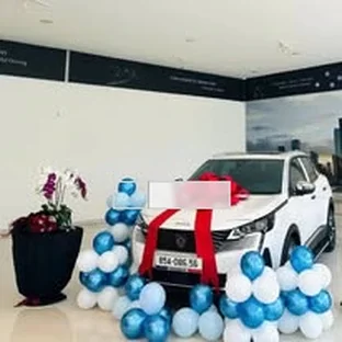 Kia Ninh Thuận - Hỗ trợ khách kiểm tra xe trước khi nhận.