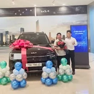 Kia Ninh Thuận - Khách hàng tham khảo xe thực tế tại Thuận Nam.