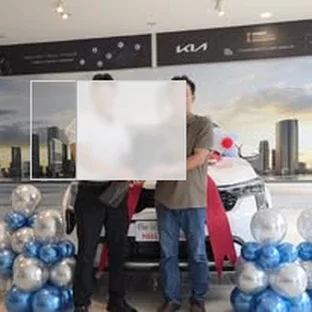 Kia Ninh Thuận - Khách hàng nhận xe sau khi hoàn tất thủ tục.